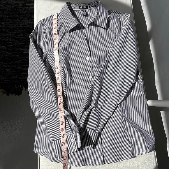 Jones New York (M) 100% cotton, no-iron, button-up shirt, perfect condition. - Picture 6 of 12